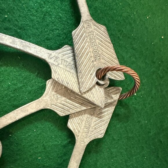 Vintage Beehive Pewter Measuring Spoons Heart & Arrow Shaped Dated 1998 Kitschy - Picture 2 of 9